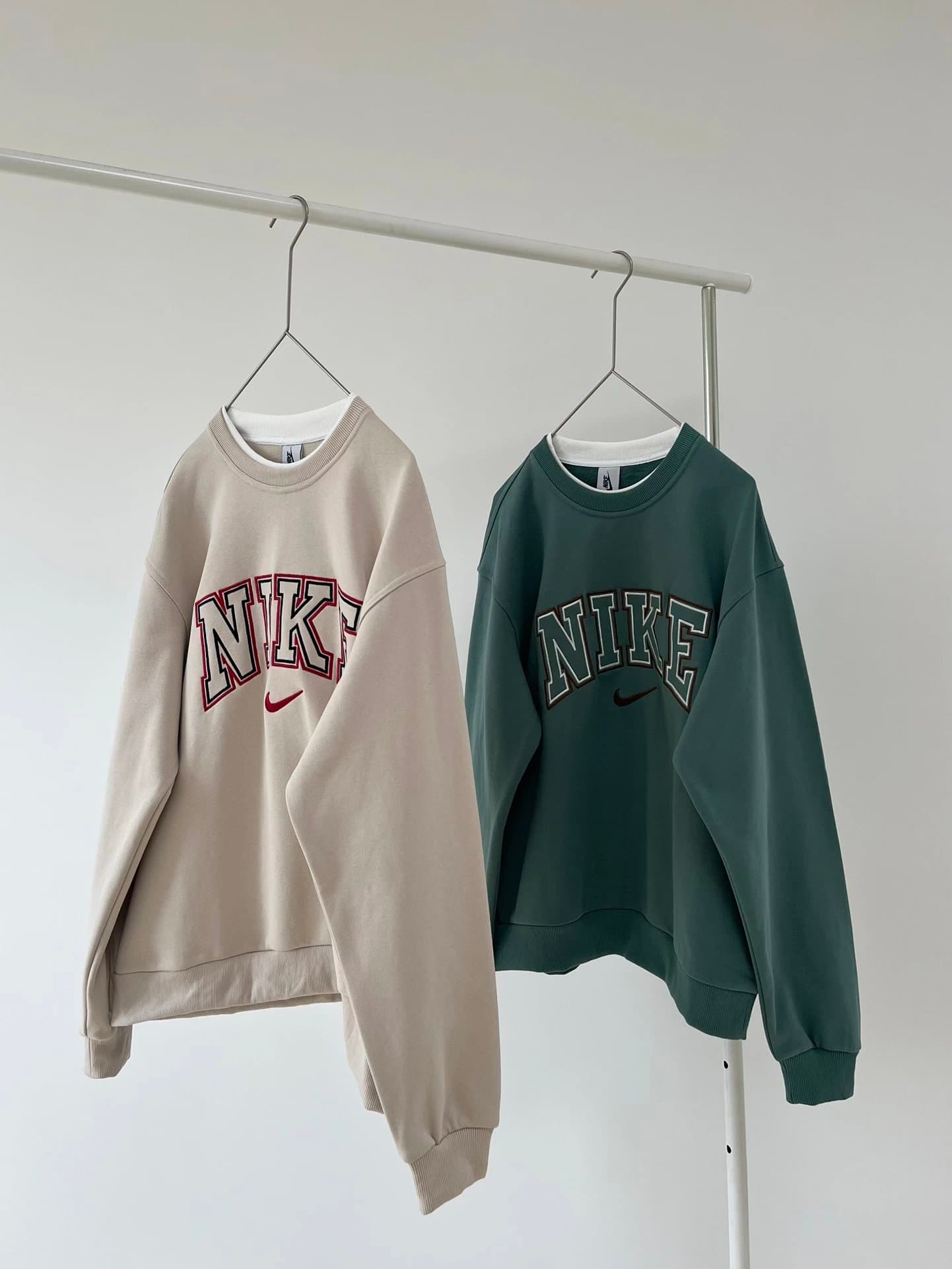8176   vintage古着款刺绣logo双领卫衣
胜利女神 Y2K 千禧复古 双领刺绣薄绒卫衣 男女同款 😎
🔷 刺绣 Logo 描边字母 🔷 薄绒款，有厚度，不软塌🔷 双