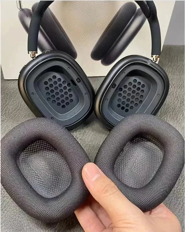 Airpods Max (Black) with noise cancellation - Image 2